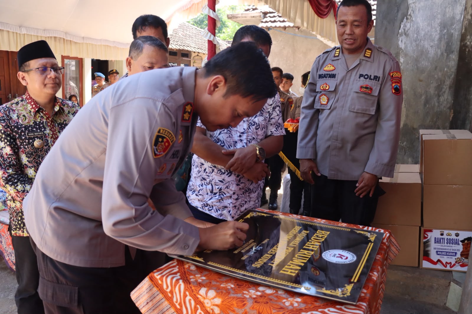 Polres Kudus Bedah Rumah Warga di Hari Bhayangkara ke-80, Kapolres: Polri Hadir Memberi Manfaat Nyata